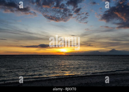 GILI TRAWANGAN, INDONÉSIE - Décembre 02, 2013 : le coucher du soleil à la plage de Gili Trawangan. La plus grande des trois îles populaires près de Lombok, Indoniesia. Banque D'Images