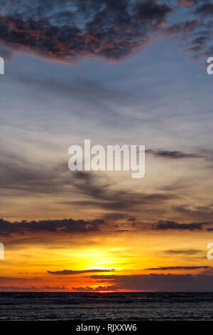 GILI TRAWANGAN, INDONÉSIE - Décembre 02, 2013 : le coucher du soleil à la plage de Gili Trawangan. La plus grande des trois îles populaires près de Lombok, Indoniesia. Banque D'Images