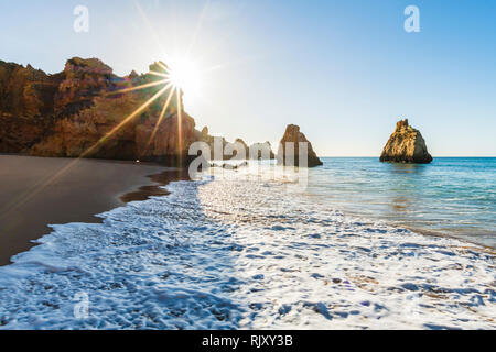 Soleil et ciel bleu au-dessus de mer calme, Alvor, Algarve, Portugal, Europe Banque D'Images