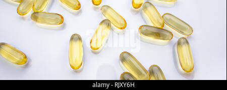 Capsules transparentes dispersées sur un fond clair Banque D'Images