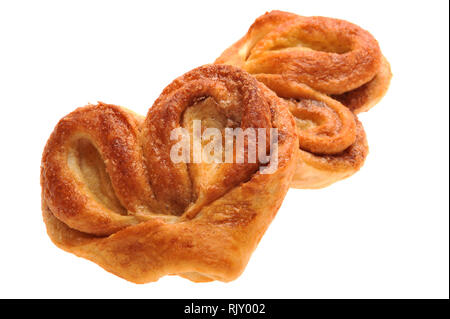 Pains faits maison de pâte feuilletée en forme de coeur à la cannelle Banque D'Images