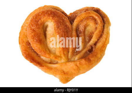 Pains faits maison de pâte feuilletée en forme de coeur à la cannelle Banque D'Images