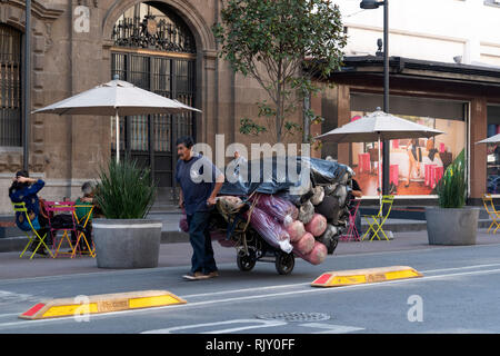 La VILLE DE MEXICO, MEXIQUE - 30 janvier 2019 - Zocalo la place principale de la ville bondée de gens. Visité par des milliers de personnes chaque jour. Banque D'Images