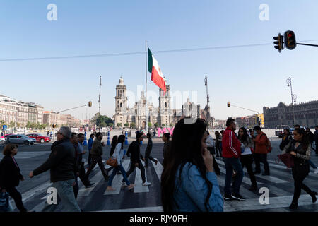 La VILLE DE MEXICO, MEXIQUE - 30 janvier 2019 - Zocalo la place principale de la ville bondée de gens. Visité par des milliers de personnes chaque jour. Banque D'Images