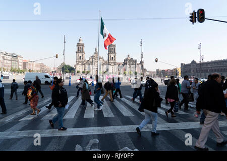 La VILLE DE MEXICO, MEXIQUE - 30 janvier 2019 - Zocalo la place principale de la ville bondée de gens. Visité par des milliers de personnes chaque jour. Banque D'Images