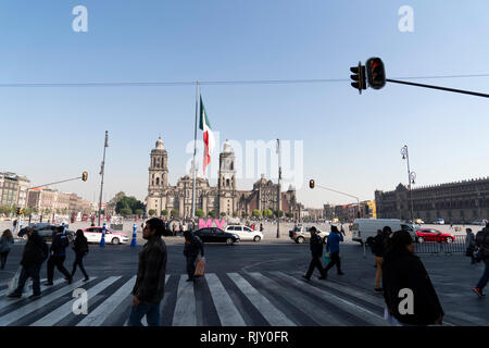 La VILLE DE MEXICO, MEXIQUE - 30 janvier 2019 - Zocalo la place principale de la ville bondée de gens. Visité par des milliers de personnes chaque jour. Banque D'Images