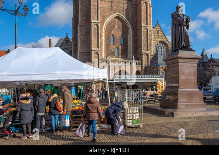 Les gens shopping sur le marché à la place du marché dans le centre de Delft, Pays-Bas Banque D'Images