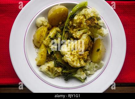 Chou-fleur et de pommes de terre Curry fait maison Banque D'Images