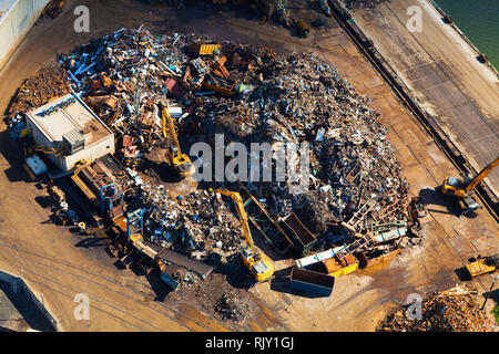 Vue aérienne de bulldozers dans une décharge Banque D'Images