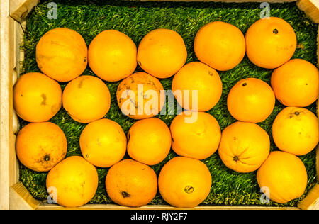 Les oranges fraîches dans un coffret en bois Banque D'Images