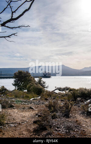 Vue sur le lac Sainte-Claire dans le centre de la Tasmanie vers la station de pompage, construite entre 1934 et 1940 pour pomper l'eau du lac pour un système d'hydro, et ope Banque D'Images