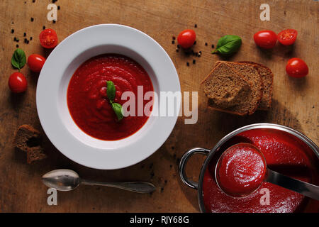 Savoureuse traditionnelle soupe de tomate en plaque blanche Banque D'Images
