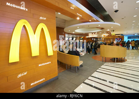 HONG KONG - le 27 janvier 2016 : l'intérieur du restaurant McDonald's. McDonald's vend principalement hamburgers, cheeseburgers, poulet, frites, bain Banque D'Images