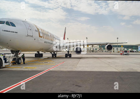 Dubaï, Émirats arabes unis - le 23 juin 2015 : Emirates Airbus A340-300 dans l'aéroport de Dubaï. L'Aéroport International de Dubai est l'aéroport international de Dubaï. C'est un Banque D'Images