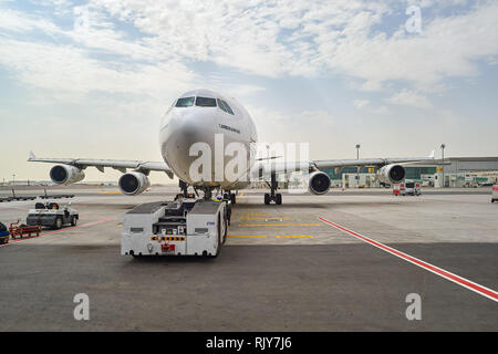 Dubaï, Émirats arabes unis - le 23 juin 2015 : Emirates Airbus A340-300 dans l'aéroport de Dubaï. L'Aéroport International de Dubai est l'aéroport international de Dubaï. C'est un Banque D'Images