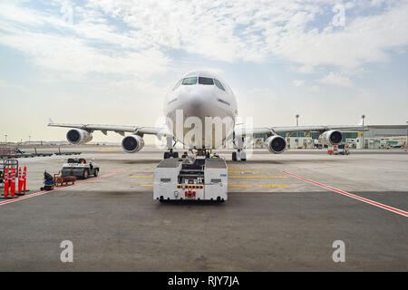 Dubaï, Émirats arabes unis - le 23 juin 2015 : Emirates Airbus A340-300 dans l'aéroport de Dubaï. L'Aéroport International de Dubai est l'aéroport international de Dubaï. C'est un Banque D'Images