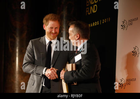 Le duc de Sussex, présente le Prix de l'Henry Worsley Shaun Pascoe, un ancien officier de la RAF à l'équipe d'intervention d'urgence médicale (Mert), lors de l'assemblée s'efforcer Fund Awards à Draper's Hall à Londres. Banque D'Images