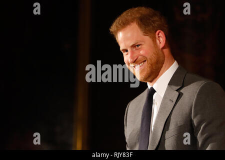 Le duc de Sussex, présente le Prix de l'Henry Worsley Shaun Pascoe, un ancien officier de la RAF à l'équipe d'intervention d'urgence médicale (Mert), lors de l'assemblée s'efforcer Fund Awards à Draper's Hall à Londres. Banque D'Images