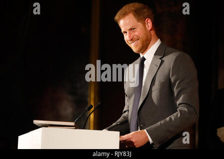 Le duc de Sussex, présente le Prix de l'Henry Worsley Shaun Pascoe, un ancien officier de la RAF à l'équipe d'intervention d'urgence médicale (Mert), lors de l'assemblée s'efforcer Fund Awards à Draper's Hall à Londres. Banque D'Images