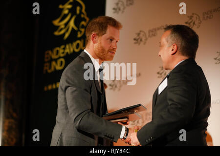 Le duc de Sussex, présente le Prix de l'Henry Worsley Shaun Pascoe, un ancien officier de la RAF à l'équipe d'intervention d'urgence médicale (Mert), lors de l'assemblée s'efforcer Fund Awards à Draper's Hall à Londres. Banque D'Images