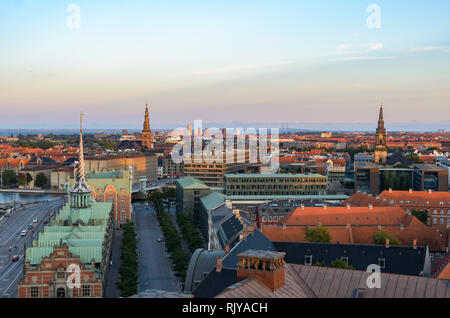 Copenhague, Danemark. Septembre 2016. Vue de la capitale danoise depuis le sommet de la tour panoramique du Palais de Christiansborg au coucher du soleil. Banque D'Images