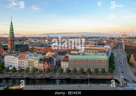 Copenhague, Danemark. Septembre 2016. Vue de la capitale danoise depuis le sommet de la tour panoramique du Palais de Christiansborg au coucher du soleil. Banque D'Images