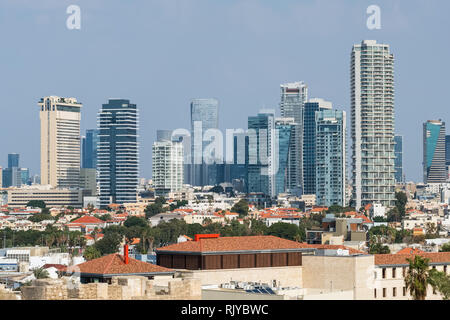 Les petites maisons et les gratte-ciel modernes à Tel Aviv, Israël Banque D'Images