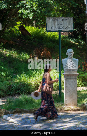 Une jeune femme marche par un buste statue du Général sur le masi L Janicule à Rome, Italie. Banque D'Images