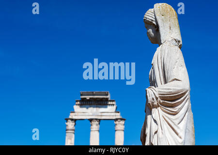 Le Temple Romain de Castor et Pollux et statue d'un Vestal vierge au Forum Romain, Rome, Italie. Banque D'Images