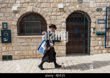 Tzfat, Israël - 18 novembre 2018 : l'homme juif orthodoxe en marchant dans la rue de la ville de Safed. Tzfat a une réputation de la ville de la Kabbale. Banque D'Images