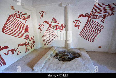 Un squelette qui ont été trouvés dans des fosses sous les étages de certaines maisons. Sur le mur sont les fresques de ce qui ressemble à des vautours, les universitaires belive tha Banque D'Images