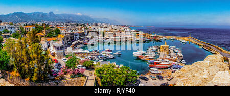 Marina De Kyrenia à Chypre, comme vu de la colline surplombant Banque D'Images