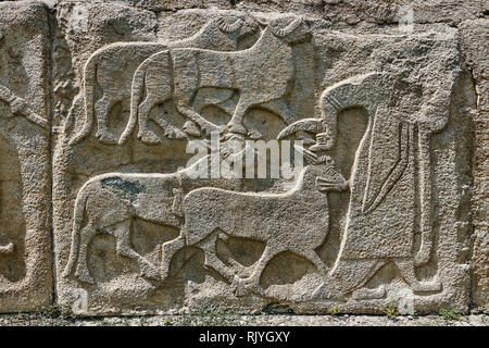 Photos et images orthostat sculpté relief Hittite décoratifs du Sphinx Gate. Bord représente un homme conduisant des chèvres pour être sacrifié. Alaca Höyük (Alacah Banque D'Images