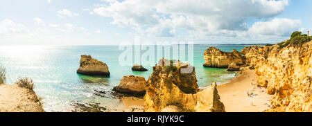 Vue de haut niveau de falaises accidentées et les piles de la mer, Alvor, Algarve, Portugal, Europe Banque D'Images