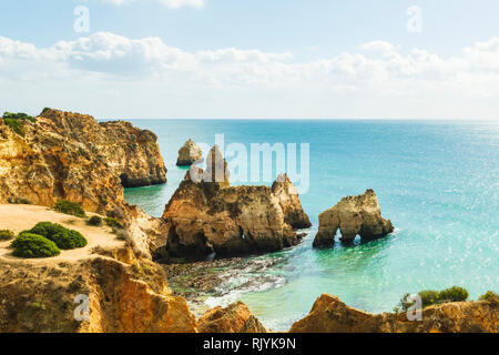 Vue de haut niveau de l'élévation des piles et des arches naturelles, Alvor, Algarve, Portugal, Europe Banque D'Images