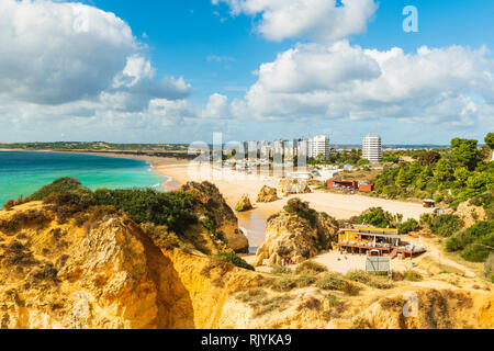 Vue de haut niveau de littoral, Alvor, Algarve, Portugal, Europe Banque D'Images