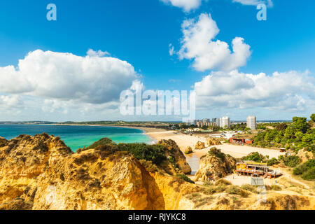 Vue de haut niveau de littoral, Alvor, Algarve, Portugal, Europe Banque D'Images