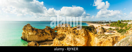 Vue panoramique sur le littoral d'Alvor, Algarve, Portugal, Europe Banque D'Images