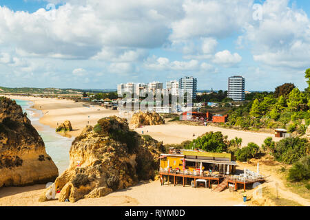 Nourriture et boissons bar sur une plage de sable, vue de haut niveau, Alvor, Algarve, Portugal, Europe Banque D'Images