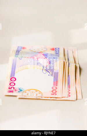 L'argent du Nigeria - une liasse de 500 naira notes sur une table Banque D'Images