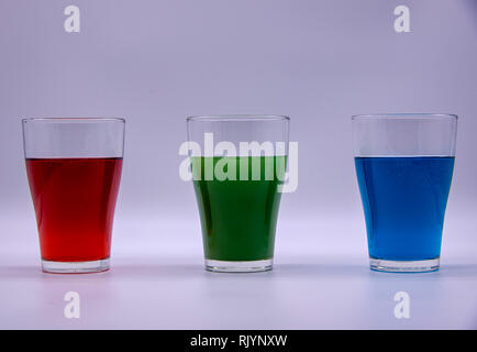 Trois verres d'eau de différentes couleurs. RVB. Banque D'Images