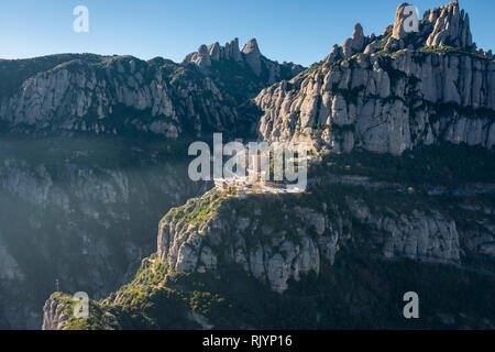 Vue aérienne ; drone de gamme une montagne près de Barcelone ; l'emplacement de l'abbaye bénédictine, Santa Maria de Montserrat ; peut être atteint par la route, par Banque D'Images