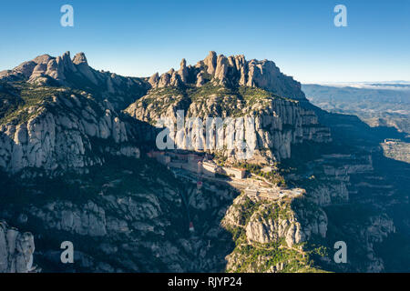 Vue aérienne ; drone de gamme montagne ; site de l'abbaye bénédictine, Santa Maria de Montserrat ; plus haut sommet de Montserrat est Sant Jeroni ; Banque D'Images