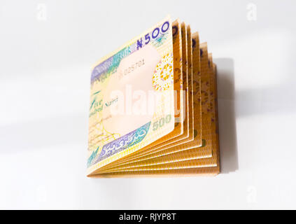 L'argent du Nigeria - une liasse de 500 naira notes sur une table Banque D'Images
