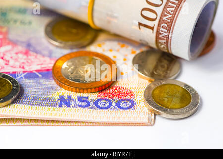 L'argent du Nigeria - une liasse de 1000 et 500 naira note avec quelques pièces de différentes dénominations Banque D'Images