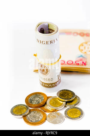 L'argent du Nigeria - une liasse de 1000 et 500 naira note avec quelques pièces de différentes dénominations Banque D'Images