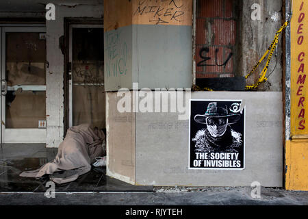 Gregory est un 49 ans, statue vivante spraypainted en or, la vie et l'exécution sur Hollywood Boulevard. Banque D'Images