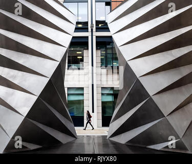 Le dirigeant d'une figure peut être vu en passant devant les deux bouches à Paternoster Square, Paternoster Row, Londres, EC4M en Angleterre. Connu sous le nom de Angel's Wings. Banque D'Images