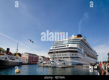 STAVANGER, Norvège - le 14 août 2018 : Costa Favolosa bateau de croisière amarré à quai dans le port de Vagen Skagenkaien de rizière, un destin touristique populaire Banque D'Images