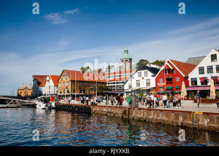 STAVANGER, Norvège - le 14 août 2018 : vieilles maisons en bois à Skagenkaien, une attraction touristique populaire et une partie de la promenade le long de Old Stavanger bleu Banque D'Images